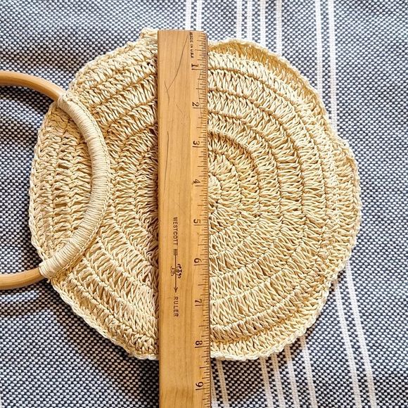 Elegant Tan Woven Handbag - Picture 6 of 6